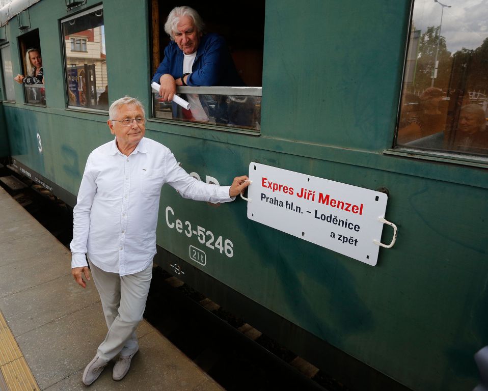 Express Jiřího Menzela vyjel z hlavního nádraží v Praze do „ostře sledované“ Loděnice