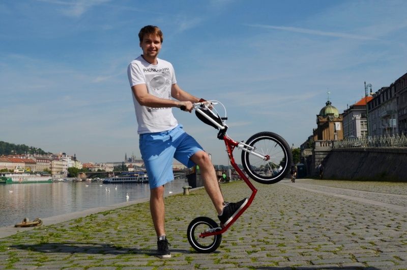 Zpěvák Josef Vágner po nehodě vyměnil auto za koloběžku