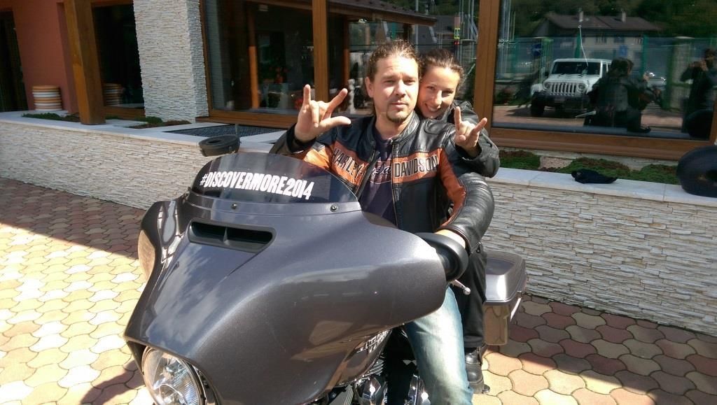 ZPĚVÁK ARAKAINU BRÁZDÍ NA MOTORCE ČESKOSLOVENSKO SE SVOU MANŽELKOU
